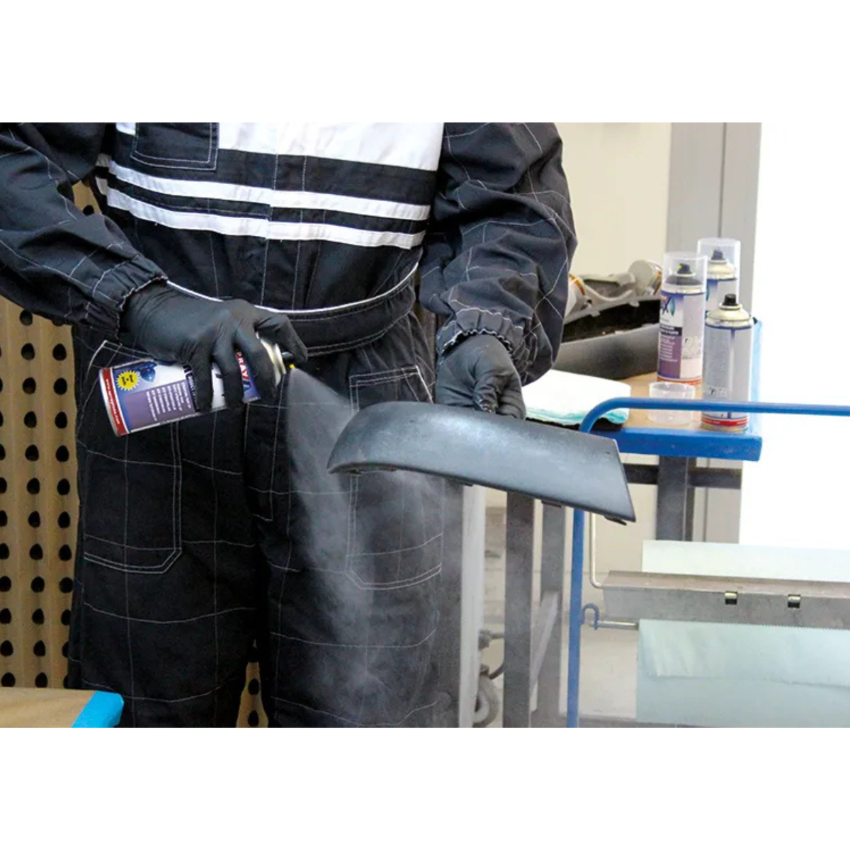 Spray texturizzato SprayMax grigio ad adesione diretta su plastica per superfici strutturate — immagine 2 di 2